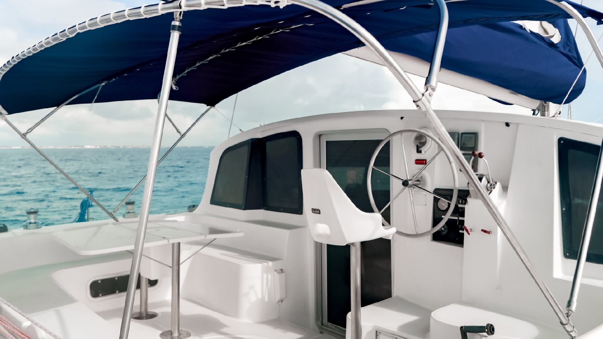 05 - LoRes - Catamaran Marmajua - Back - Cancun Sailing-1