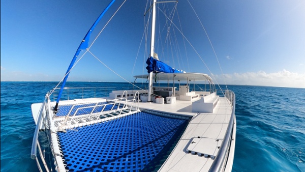 03-LoRES-Ventus catamaran-popa-isla mujeres-1
