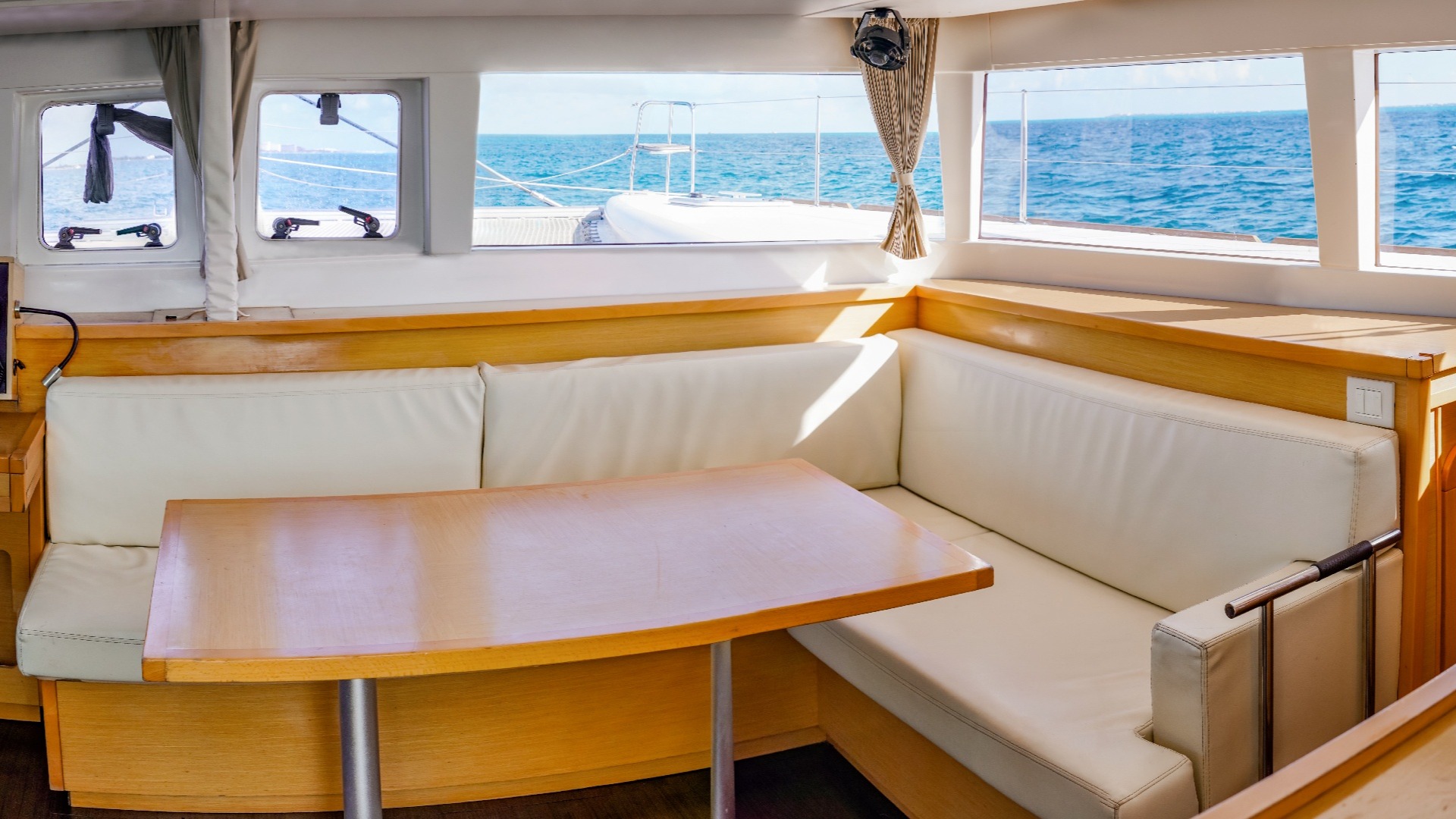 02 - LoRes - Cancun Sailing - Salomé - Interior