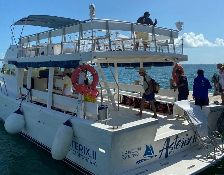 Barco Asterix a Isla Contoy