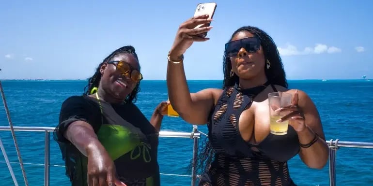 Taking photos with the beautiful cancun sea behind