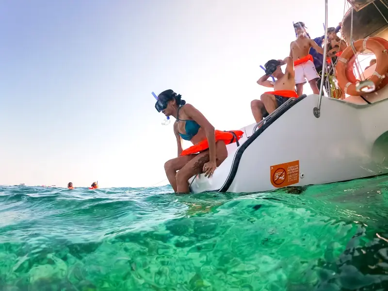 Haciendo snorkel sailing experience