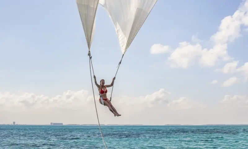 Mulher se divertindo no spinnaker