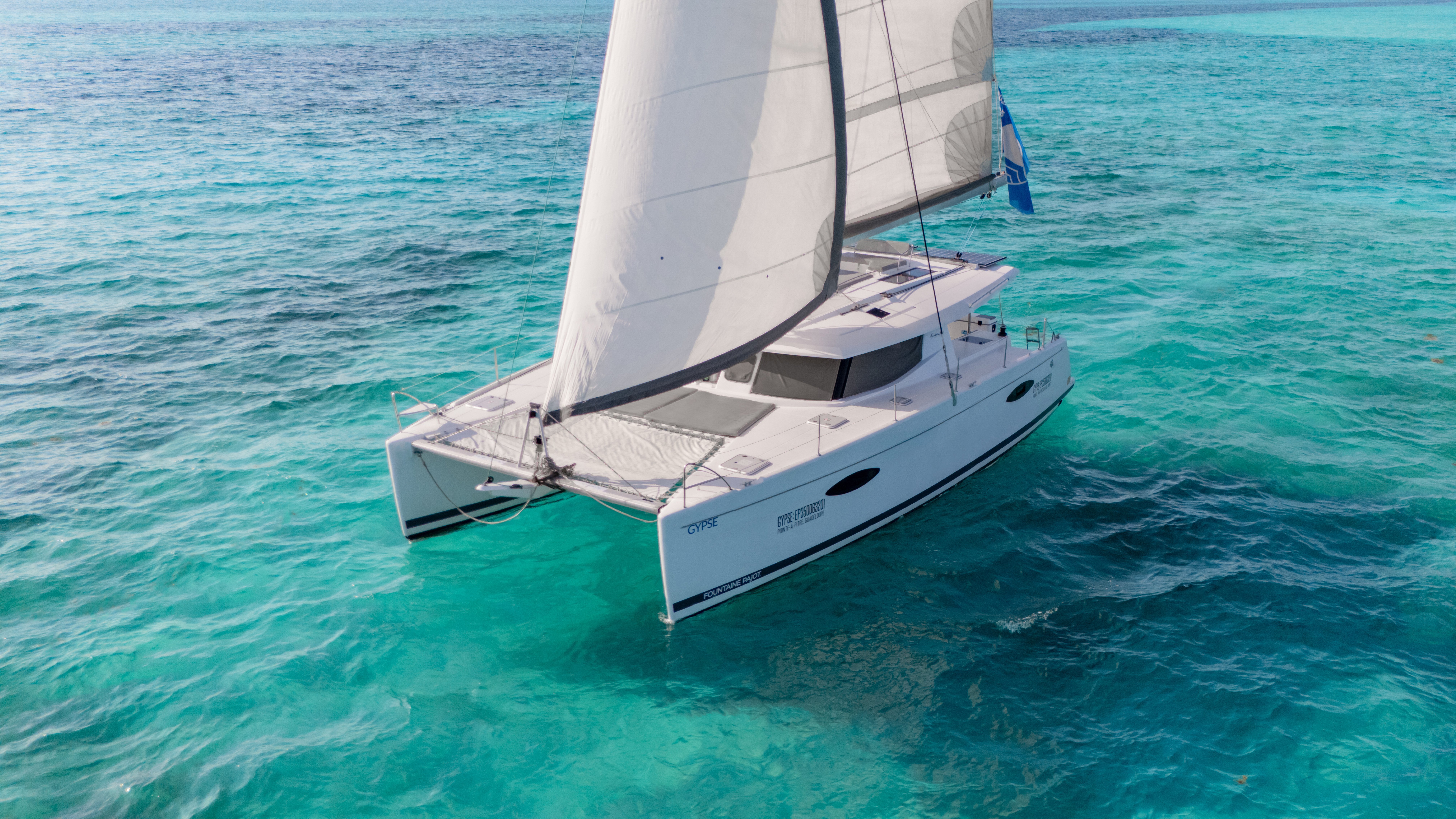 catamaran-privilege-anclado-en-aguas-turquesas-del-caribe